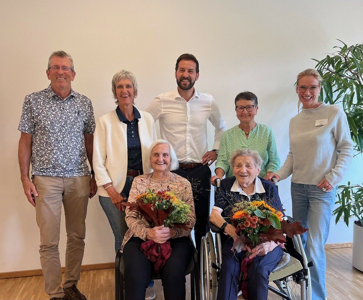 Reinhard Tarmann, Beatrix Tarmann, Bgm. Simon Tschann, Gerda Perzl und Hausleiterin Helga Sartori mit den Jubilarinnen Klementine Schorn und Emma Hoch (v. l.). ⇒senecura