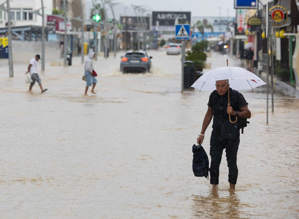 Rekordregenfälle setzten die Urlaubsinsel Ibiza unter Wasser.⇒AFP
