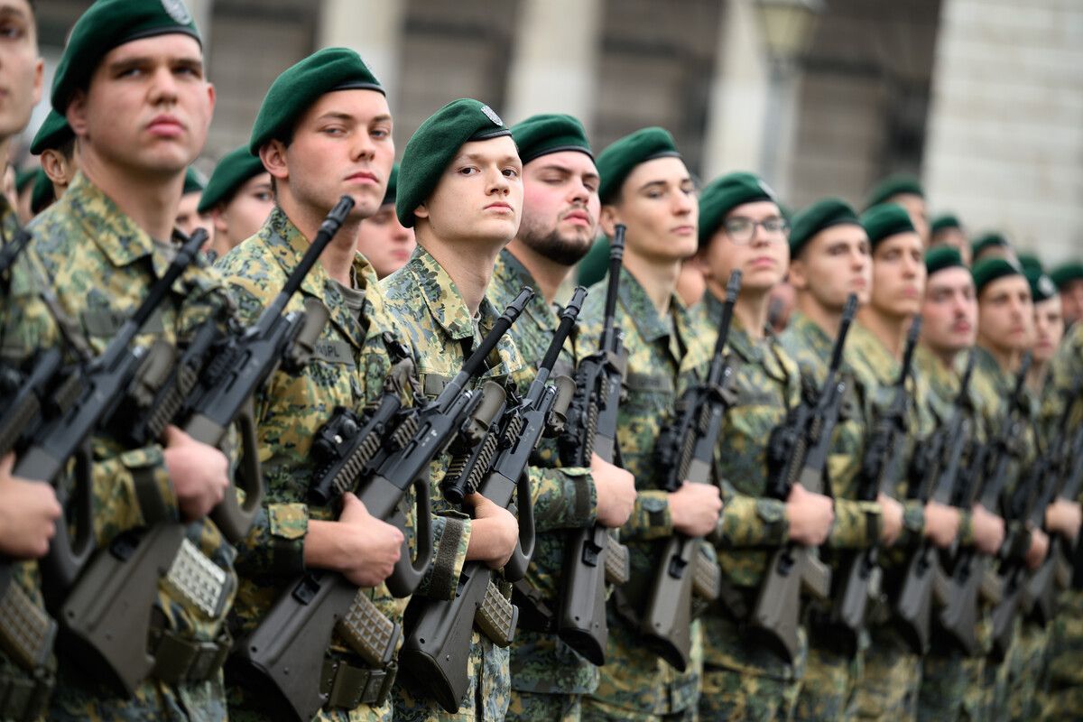 Rekruten bei ihrer Angelobung am Nationalfeiertag in Wien. ⇒APA/Slovencik