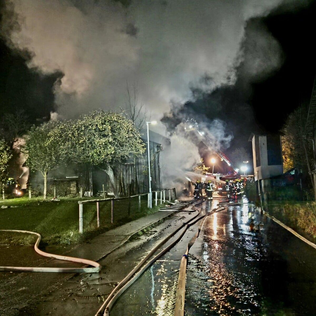 Rund 150 Einsatzkräfte kämpften gegen die Flammen. ⇒FW Mellau