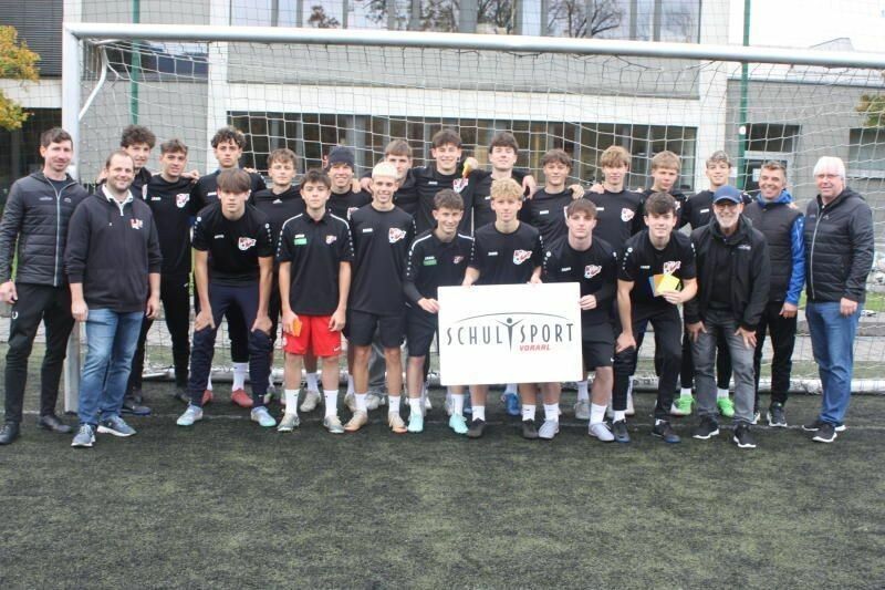 Rund 30 Schüler vom Sportgymnasium Dornbirn leiten heuer Spiele der Sparkassen- Schülerliga.⇒ thomas Knobel