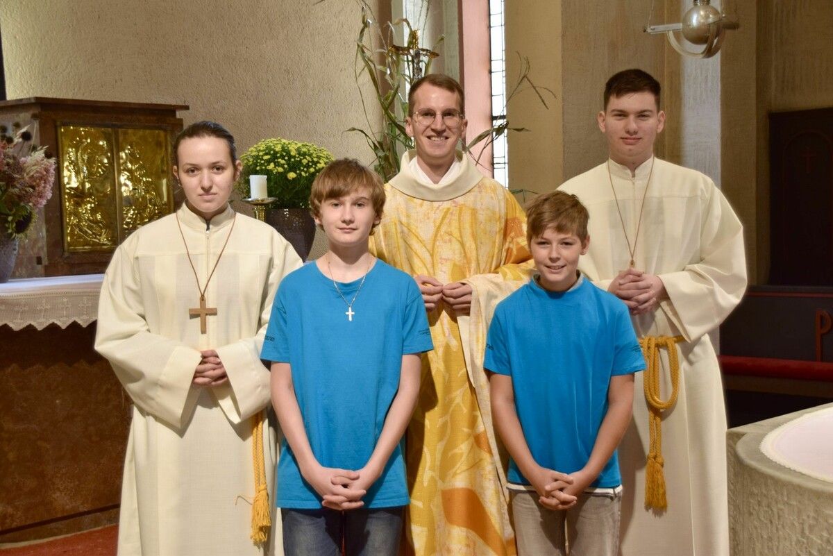 Sanja Jurisic, Olivier Sariczki, Kaplan Jakob Geier, Samuel Muther und Leopold Jurisic nach der Messfeier am Altar der Heilig-Kreuz-Kirche in Bludenz. ⇒SCO