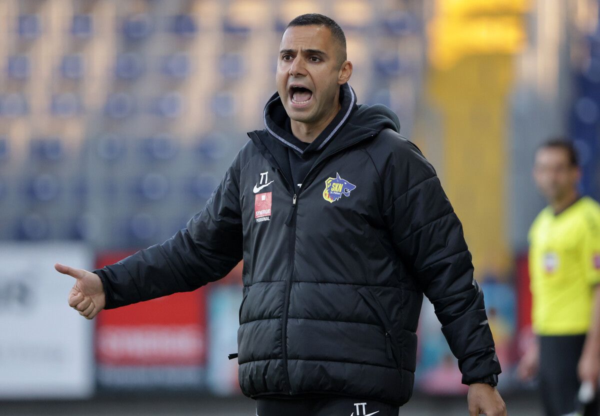 SANKT POELTEN,AUSTRIA,09.MAY.25 - SOCCER - ADMIRAL 2. Liga, SKN Sankt Poelten vs Schwarz Weiss Bregenz. Image shows head coach Tugberk Tanrivermis (St.Poelten). Photo: GEPA pictures/ Walter Luger