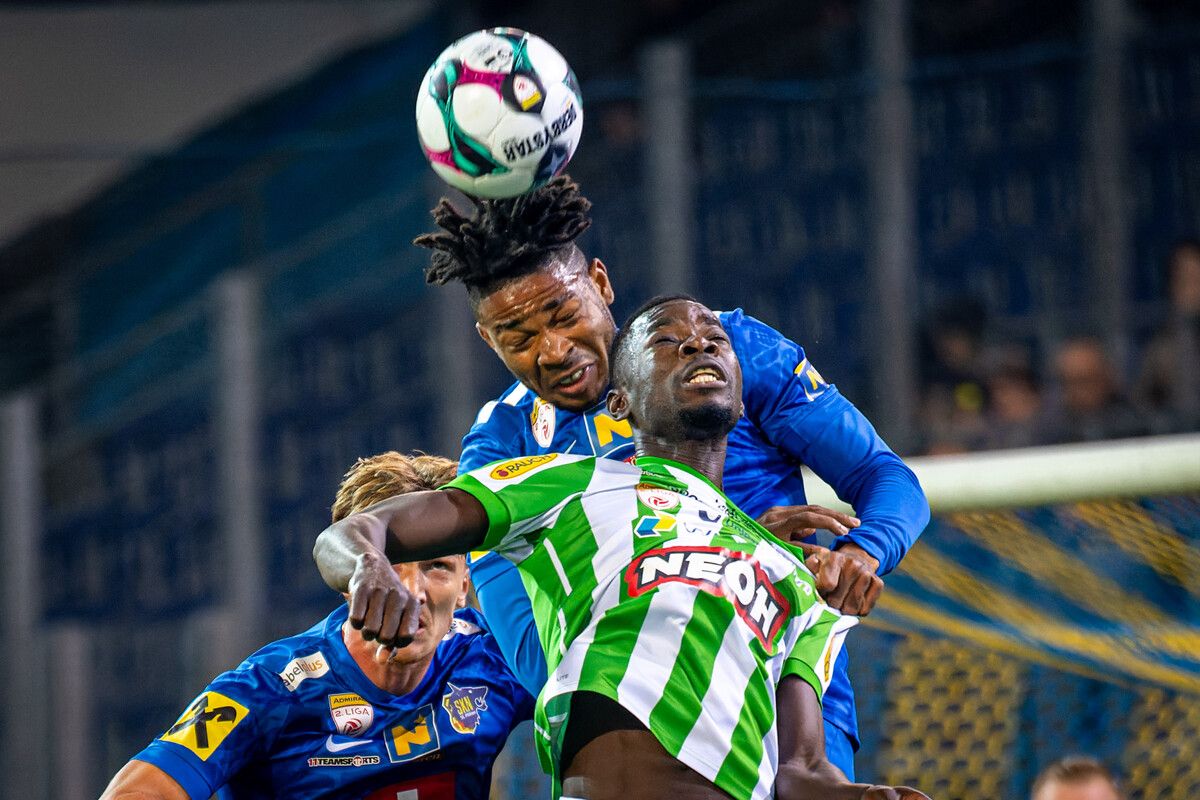 SANKT POELTEN,AUSTRIA,17.OCT.25 - SOCCER - ADMIRAL 2. Liga, SKN Sankt Poelten vs SC Austria Lustenau. Image shows Lukas Buchegger, Reinhard Azubuike Young (St.Poelten) and Mame Ndiaga Wade (A.Lustenau). Photo: GEPA pictures/ Kevin Hackner