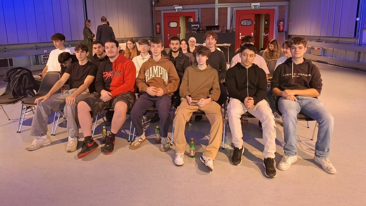 Schülerinnen und Schüler der 4cWI beim Bad News Game im ORF-Landesfunkhaus.⇒cth (3)