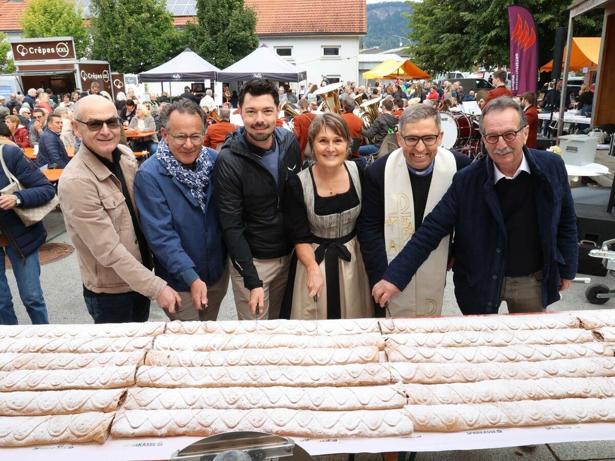 „Schwanenbäcker“ Woflgang Fitz, Jürgen Adami (Wirtschaft Wolfurt), Michael Felder (Sparkasse), Bgm. Angelika Moosbrugger, Pfr. Marius Dumea und Walter Eberle (Hofsteig-Karte).
