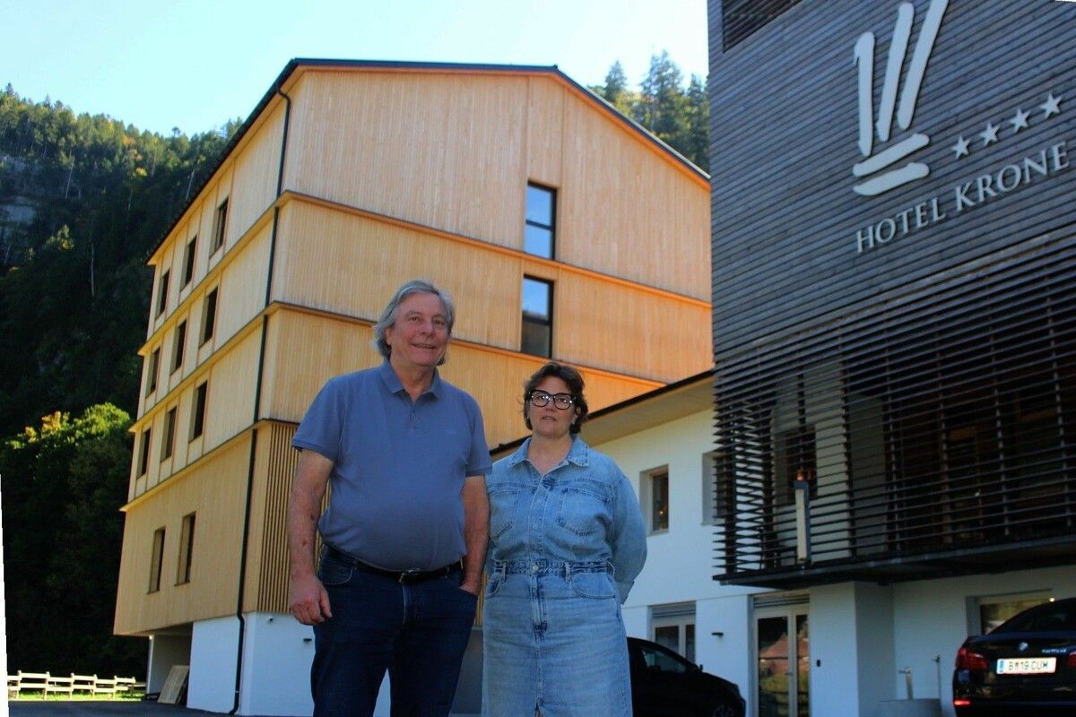 Seniorchef Walter Lingg und Theresa beim Rundgang: „Meine Erfahrung aus früheren Bauphasen habe ich natürlich auch diesmal eingebracht.“⇒ STP (2)