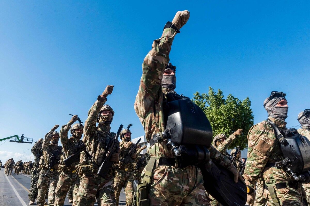 Soldaten marschieren bei einer Militärparade zum 65. Unabhängigkeitstag Zyperns in Nikosia.