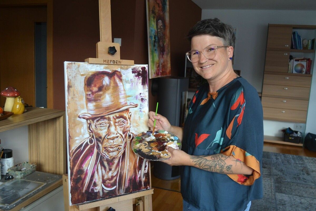 Sonja Hagelkreuz zu ihren Portraits: „Mich fasziniert die Ursprünglichkeit im Motiv, und die Weisheit im Ausdruck.“ ⇒S. Hagelkreuz