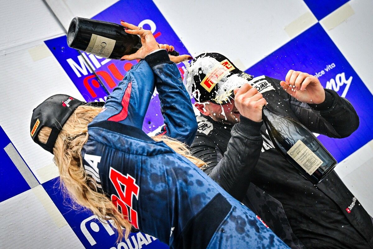 Sophie Flörsch feiert ihre Siege zum Ende der Boss-GP-Saison.⇒VN