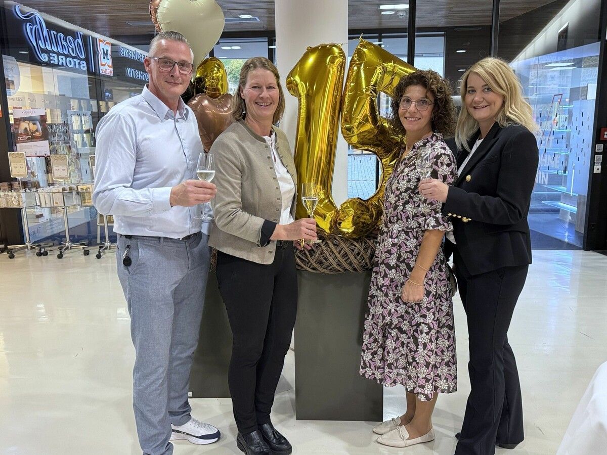 Stefan Saler, Anna-Katharina Schramm und Birgit Eberharter von der Vinomna-Center-Verwaltung mit Andrea Felder (Alpe Saluver) beim Jubiläumsabend.⇒Sigrid Juen