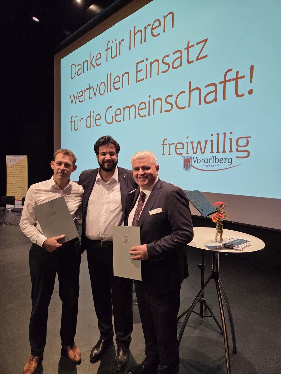 Stephan Spies, Stadtrat Cenk Dogan und Avni Pllana beim Ehrenamtsabend in Hard (v. l.).