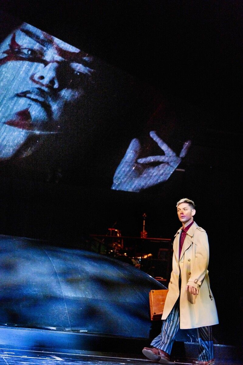Stephanie Gräve verwandelt den Bühnenraum in ein Labyrinth aus Hoffnung, Stillstand und Schatten.