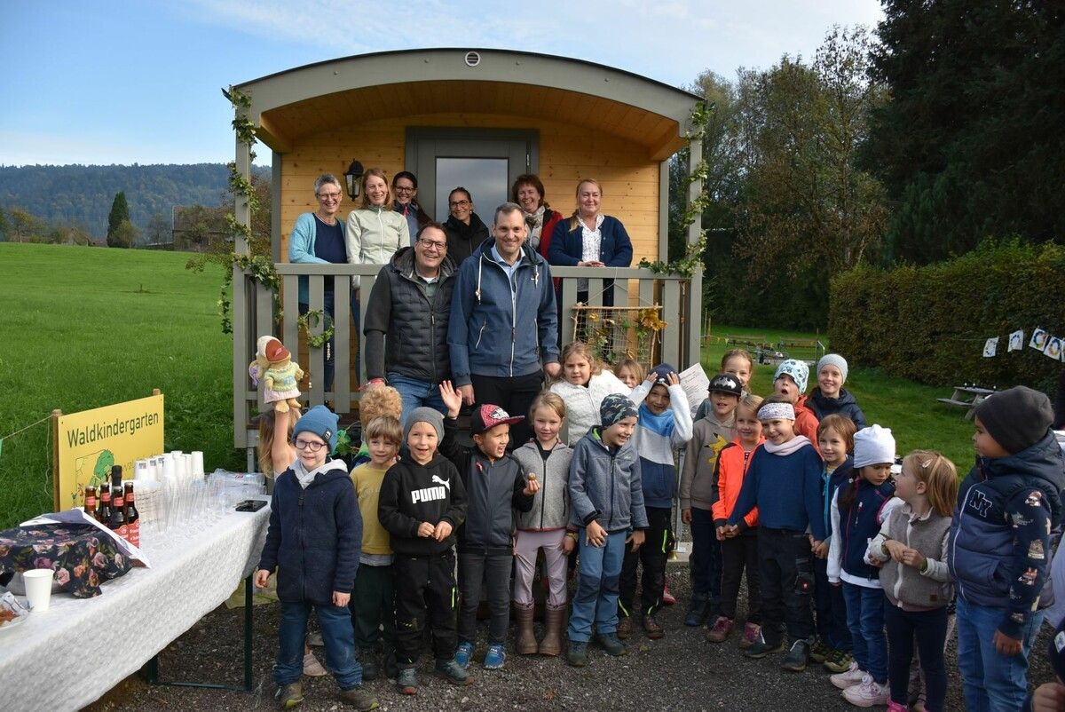Team Waldkindergarten mit Waldkindern, Bürgermeister Kresser und Vize Fischnaller. ⇒sib (3)