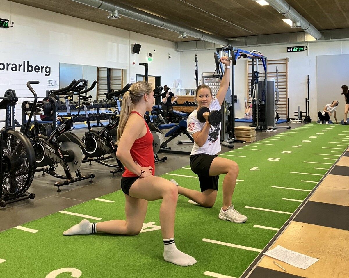 Teresa Müllebner (r.) übernimmt auch Kraft- und Athletiktrainings mit den Nachwuchssportlerinnen und -sportlern.⇒Privat