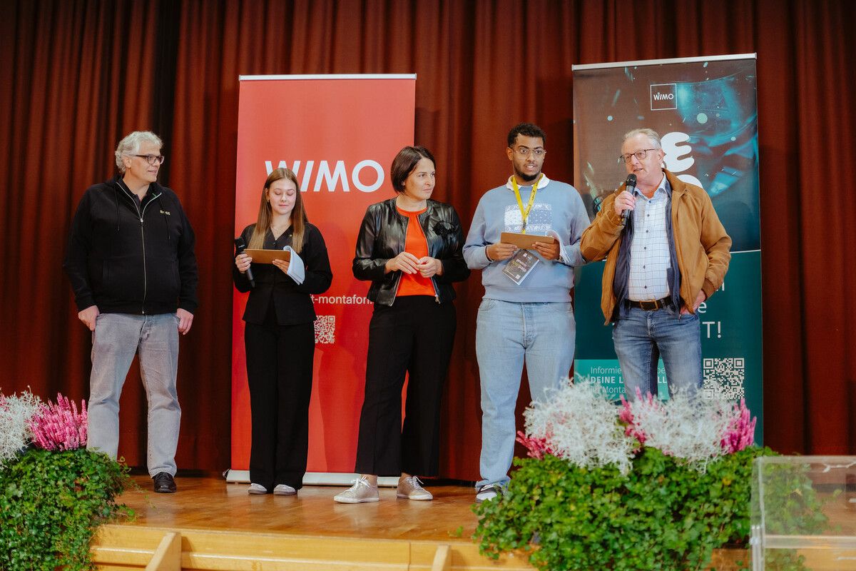Tobias Stergiotis (WIMO-Obmann), Marcia Prescher (Lehrling & Moderation), Monika Vonier-Nesensohn (Landtagsvizepräsidentin), Noah Knöferl (Lehrling & Moderation) und Martin Vallaster (Bürgermeister Bartholomäberg, v. l.).⇒Wirtschaft Montafon (2)