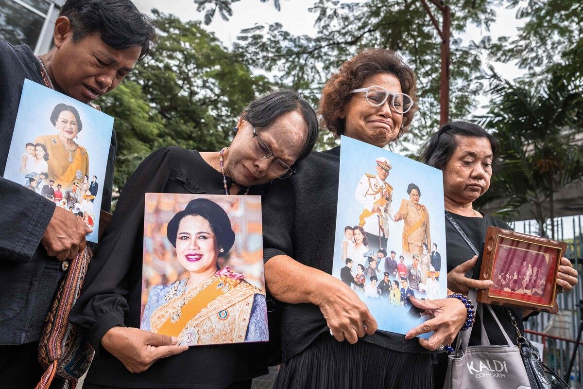 Trauernde Menschen halten Porträts von Thailands Ex-Königin Sirikit vor dem Chulalongkorn-Krankenhaus in Bangkok, wo sie am 25. Oktober 2025 verstarb.