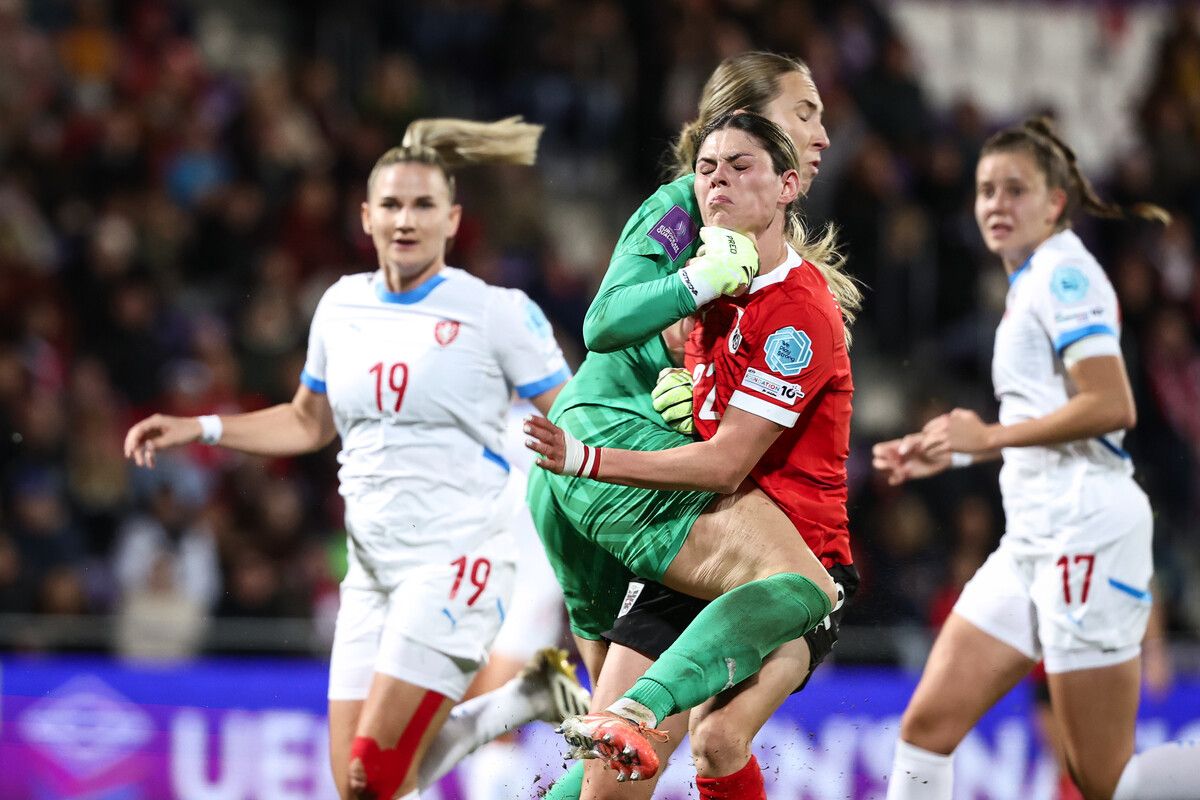 Tschechiens Torfrau Barbora Votikova räumt Österreichs Angreiferin Eileen Campbell weg. Der fällige Elfmeter leitete den Sieg der ÖFB-Frauen ein.⇒gepa