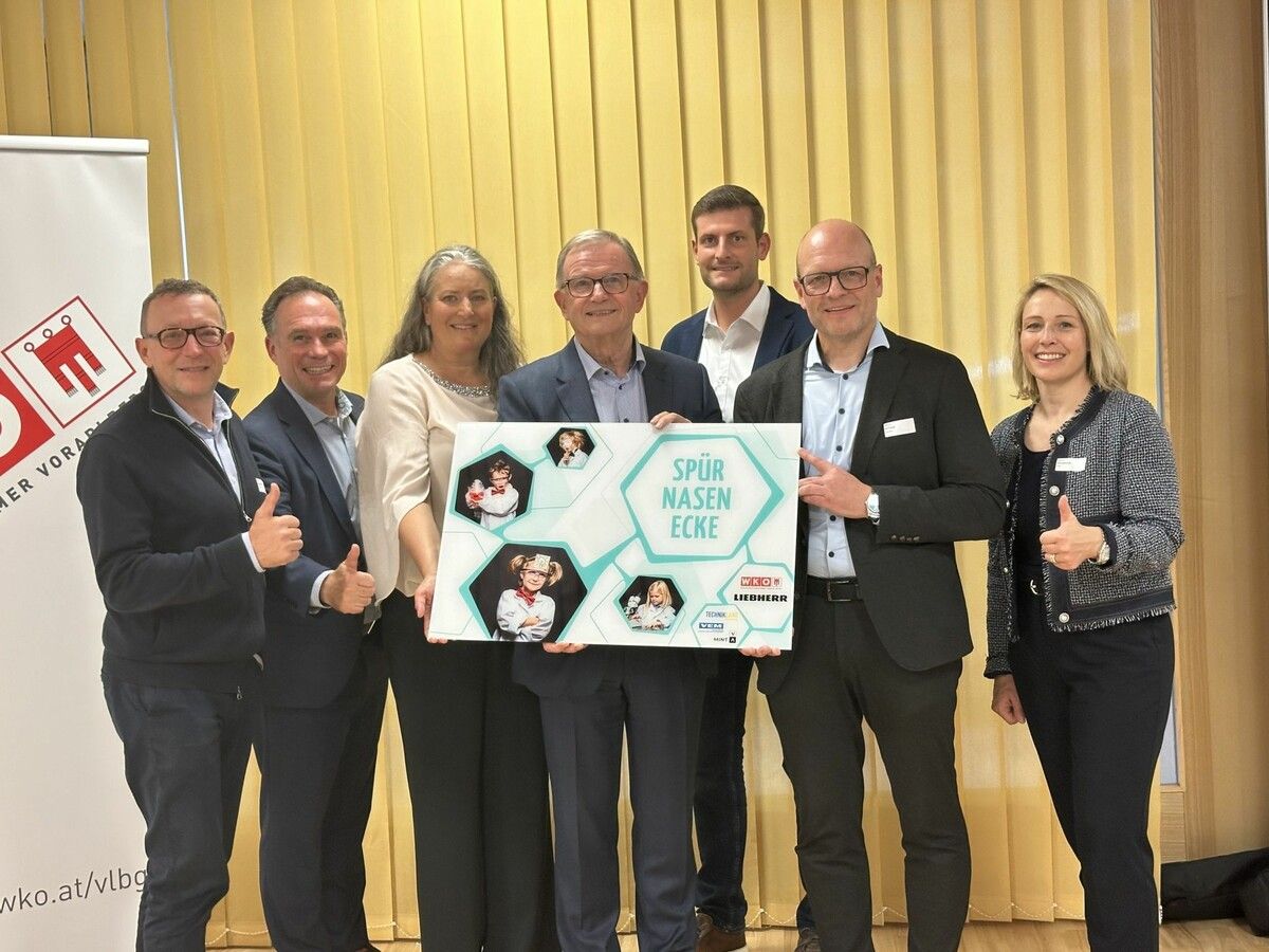 Udo Filzmaier, Michael Amann, MINT-Koordinatorin Andrea Huber, WKV-Präsident Karl-Heinz Kopf, Liebherr-Geschäftsführer Markus Schmidle, Georg Müller und Gudrun Petz-Bechter, WKV-Direktor-Stellvertreterin (v. l.). ⇒CRO (2)