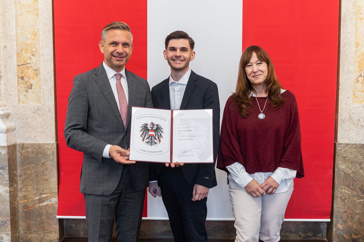 Übergabe der Auszeichnung durch Bundesminister Hattmannsdorfer an Tobias Ammann und Sandra Spring (beide Stadt Feldkirch).⇒BMWET/Holey
