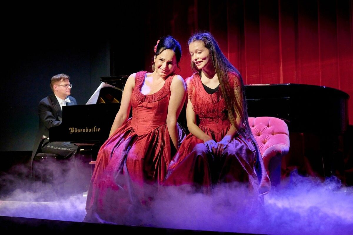 Überzeugten am Vorarlberger Landestheater: Bettina Wechselberger und Rebecca Hammermüller.⇒Anja Köhler