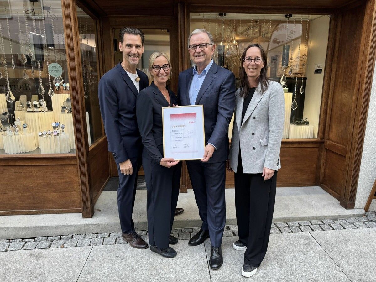 Uhrmachermeister und Geschäftsinhaber Paul Mathis, Geschäftsführerin Claudia Mathis-Weirather und Optikerin Nadine Weirather-Siciliano mit Wirtschaftskammerpräsident Karlheinz Kopf.⇒Sigrid Juen