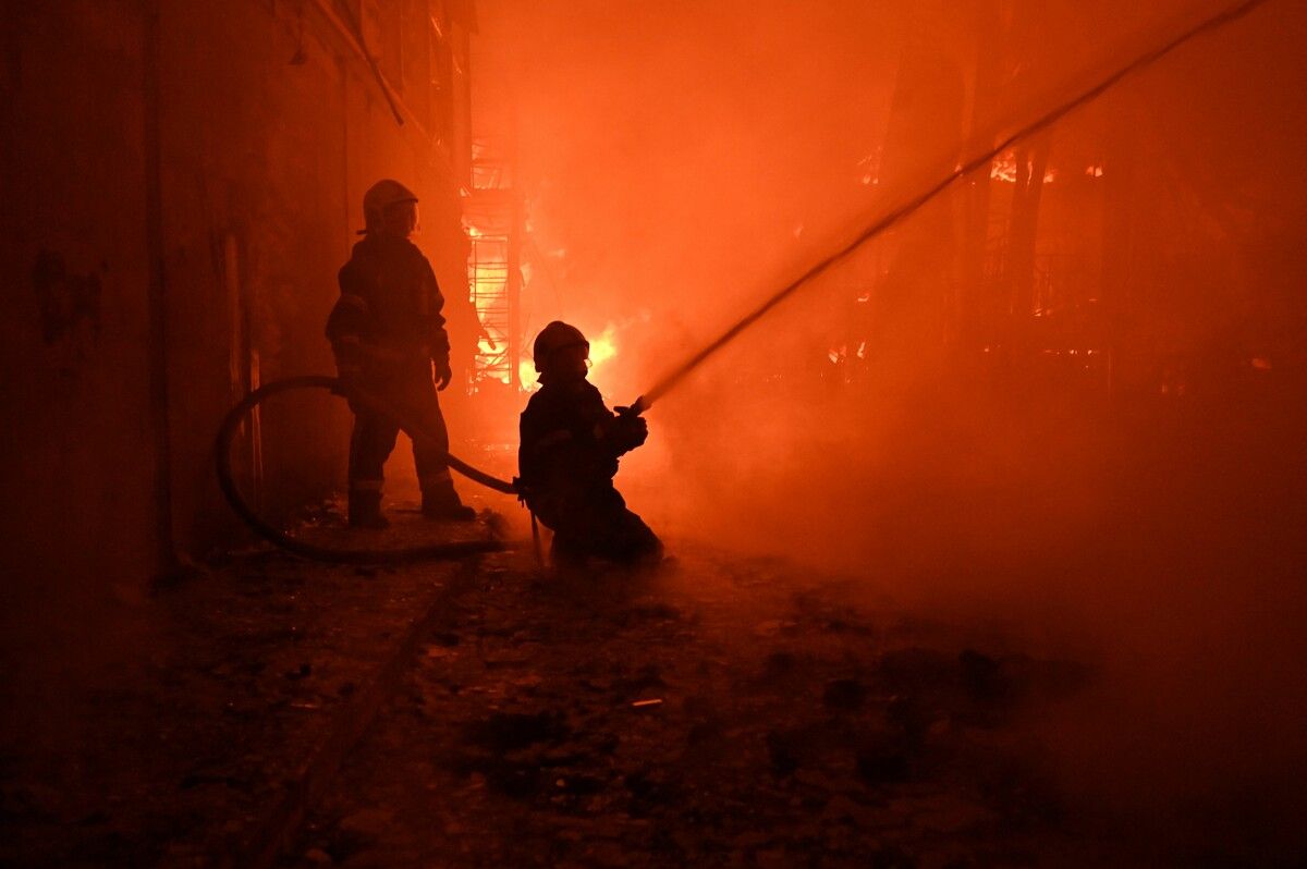 Ukrainische Feuerwehr kämpft nach einem Luftangriff gegen Feuer im Markt Barabashovo in Charkiw.