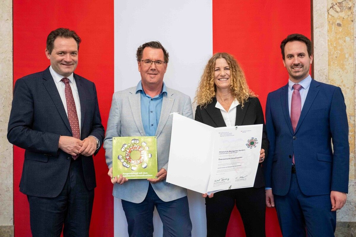 Umweltminister Norbert Totschnig, Lehrer Markus Taucher, Direktorin Ulrike Mersnik sowie Bildungsminister Christoph Wiederkehr bei der Verleihung. ⇒cth (3)