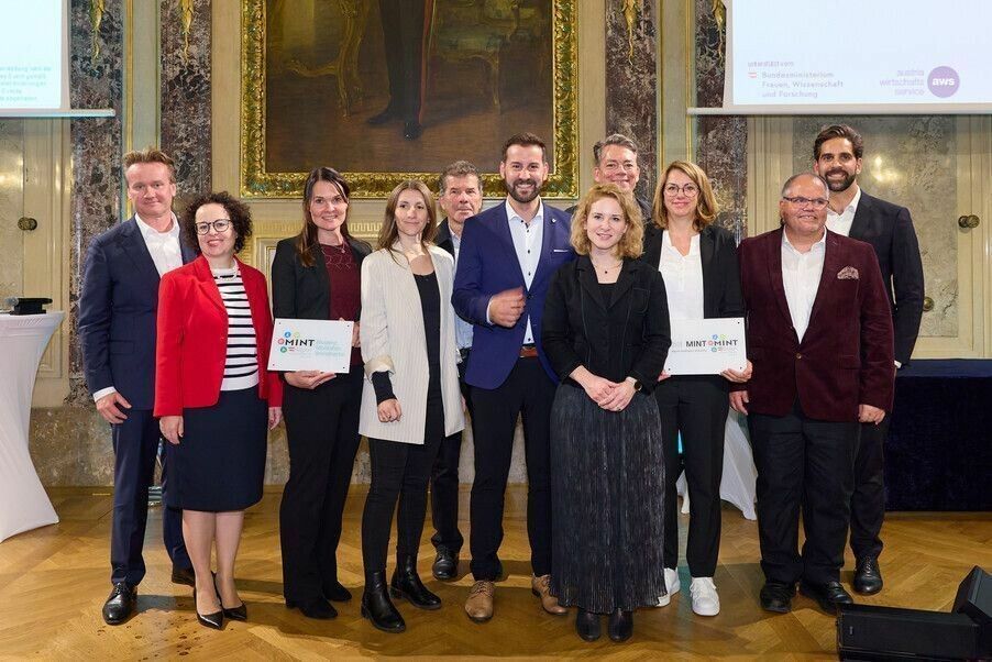 V. l.: Georg Knill (Präsident Industriellenvereinigung Österreich), Bundesrätin Christine Schwarz-Fuchs, Julia Sonderegger, Ildina Ortner (MINT-Region Bludenz/Montafon), Norbert Preg (MINT-Region Vorderland/am Kumma), Simon Tschann (Bürgermeister Stadt Bludenz), Bundesministerin Eva-Maria Holzleitner, Klaus Lingg (MINT-Region Dornbirn/Hohenems), Iris Loacker (MINT-Region Vorderland/am Kumma), Hubert Winkler (HTL Rankweil) und Andreas Pichler (BIFO-Geschäftsführer).