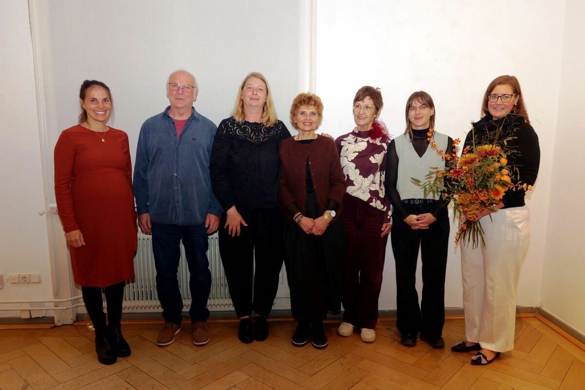 Verena Burtscher mit den neuen Künstlerinnen und Künstlern Janine Rogen, Gernot Bösch, Michaela Ortner-Moosbrugger, Yvette Heller, Gabriele Ulmer und Klara Vith. ⇒HE