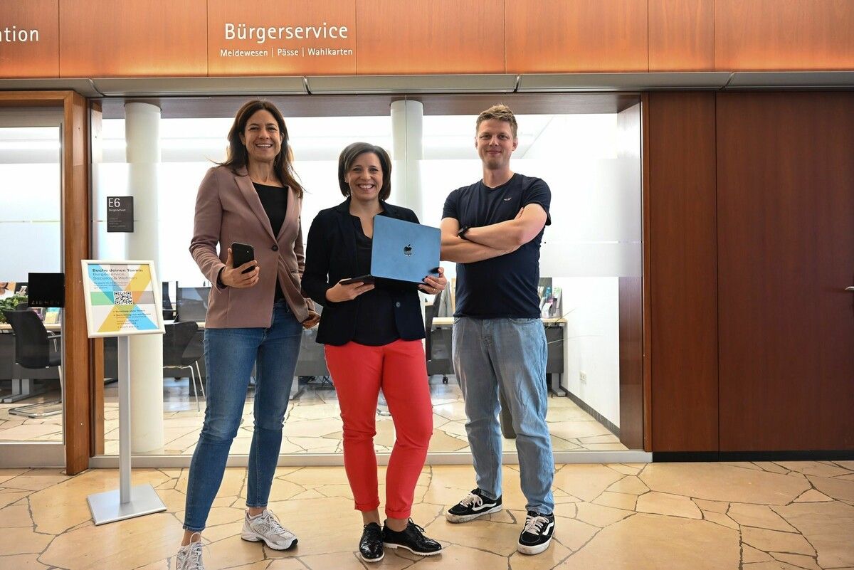 Verena Jussel vom Sozialreferat, Digitalisierungsgemeinderätin Evi Mairer (Grüne) und Lukas Hofer von der IT haben die Schulung vorbereitet.⇒Bernadette von Sontagh