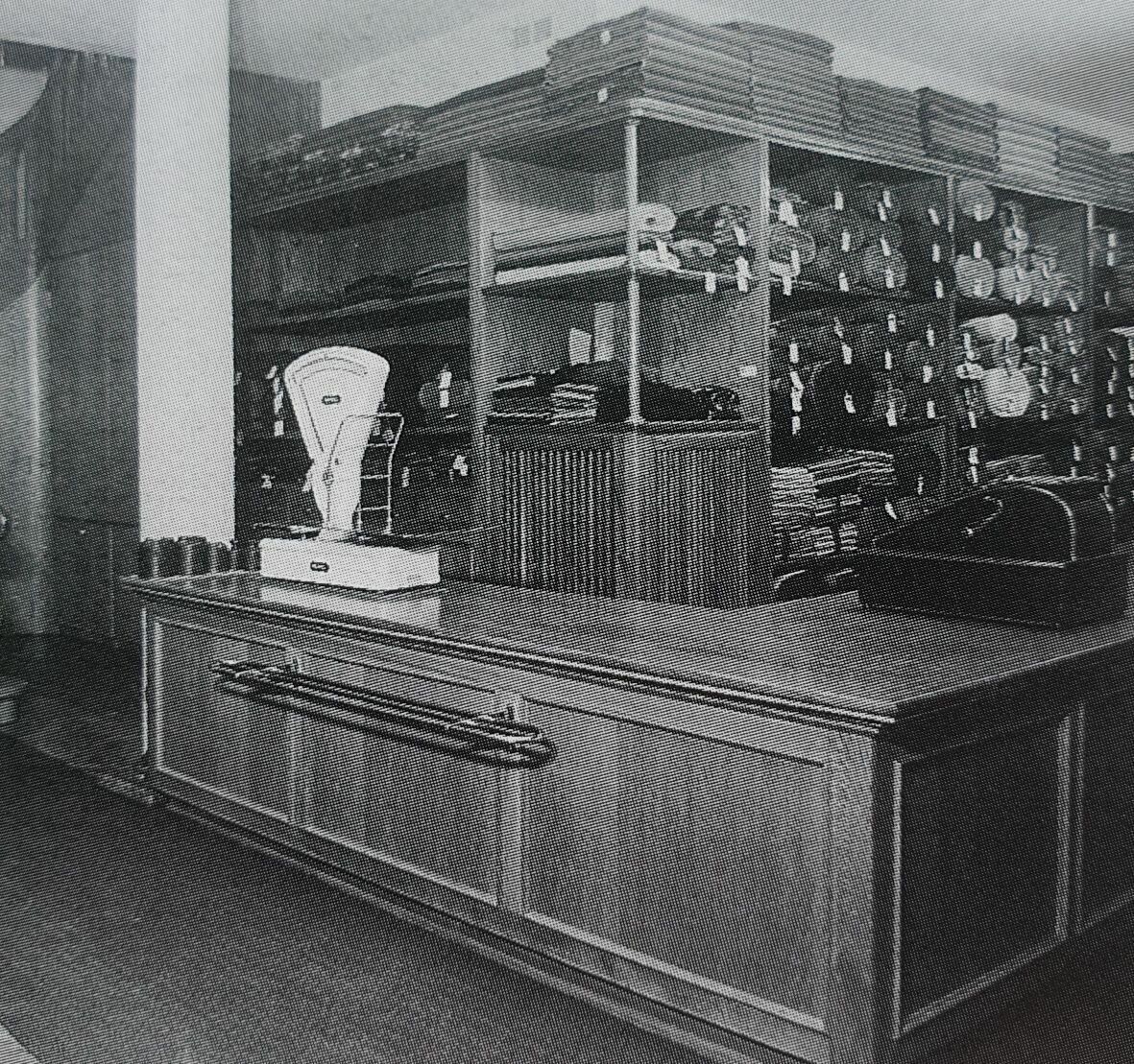 Verkaufsraum der Lodenfabrik, Aufnahme um 1960. ⇒böhringer