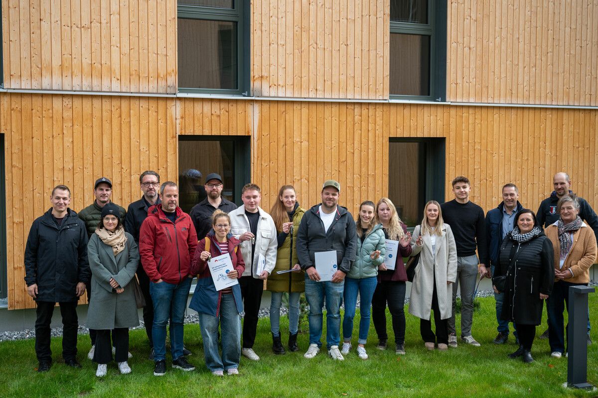Vertreter der Alpenländischen, der Gemeinde Dalaas sowie die neuen Bewohnerinnen und Bewohner freuten sich gemeinsam über die Fertigstellung und den Einzug in ihr neues Zuhause.