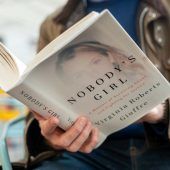 Giuffres Buch trifft Royals hart