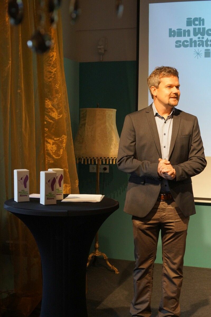 Vize-Bürgermeister Harald Eberle begrüßte Jung und Alt bei der Wertschätzer-Vernissage.
