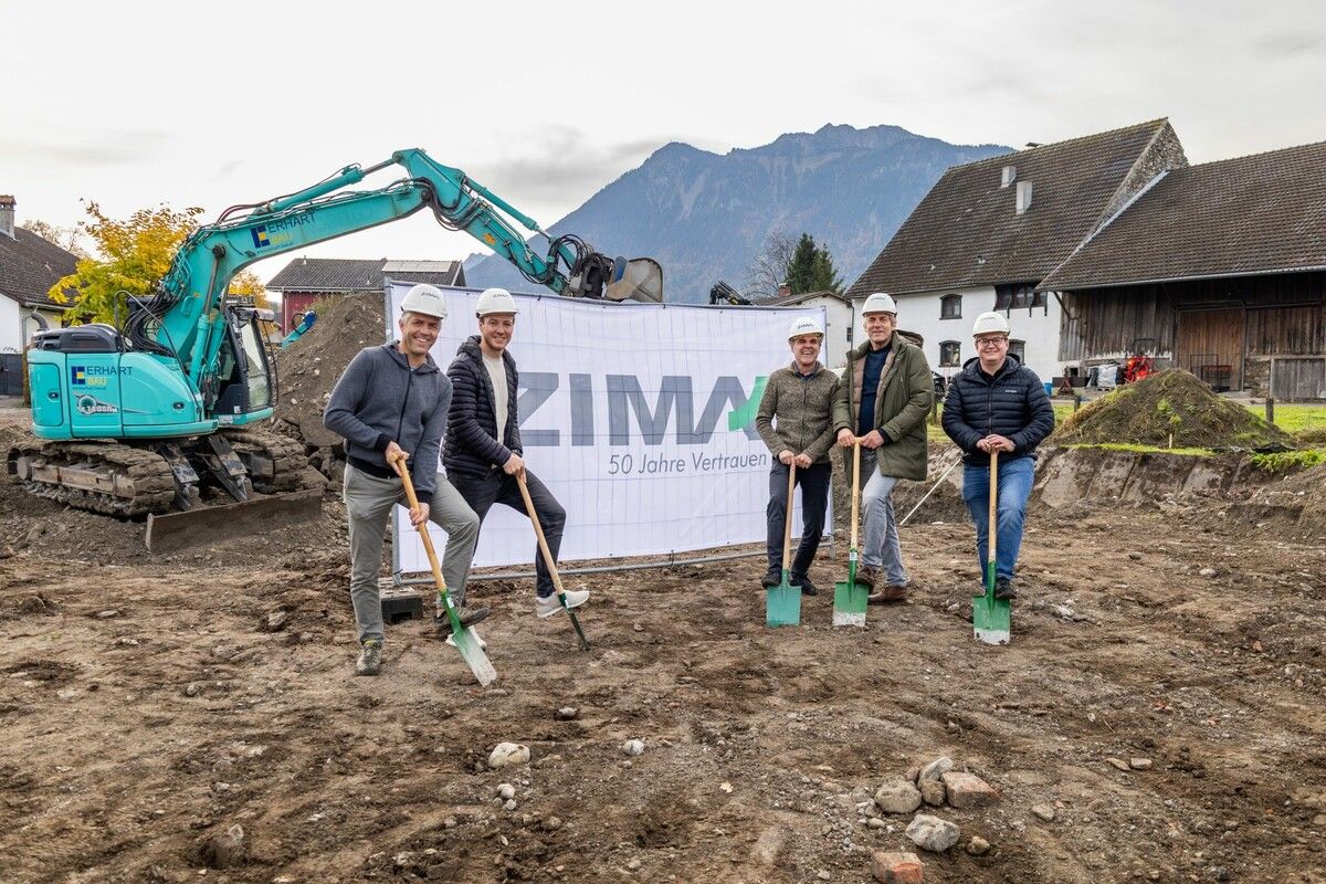 V.l.: Christian Peter, Lukas Felder, Christian Schenk, Herwig Bertsch (ZIMA) und Rene Felder (Vizebürgermeister Schlins)