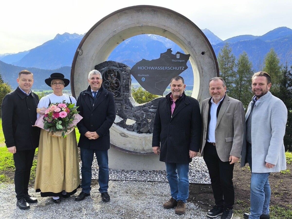 V.l.: Gerhard Huber(Land Vorarlberg), Tunnelpatin Manuela Hackhofer, Bmst. Christian Heim, Bgm. Martin Konzet (Bludesch), Bgm. Harald Witwer (Thüringen) und Bmst. Roland Köfler.⇒Hans Bösch