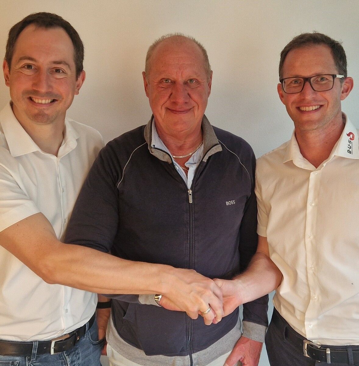 V.l.: Martin Piller, Franz Sommer und Bernhard Platzer besiegeln den Verkauf.⇒WPA