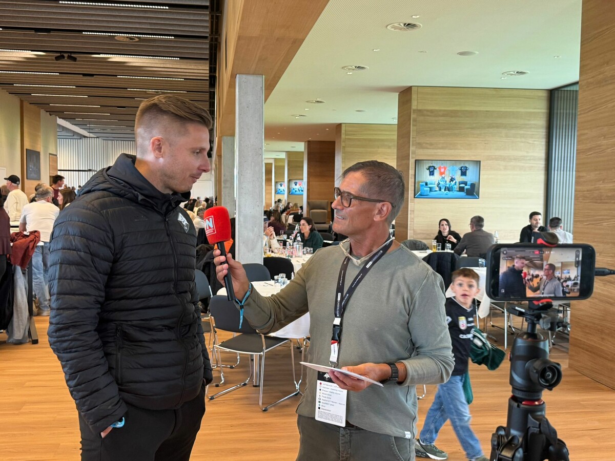 VN-Sportchef Christian Adam im Gespräch mit SCR-Sportdirektor Philipp Netzer vor dem großen Match zwischen dem SCRA und Meister Sturm Graz.⇒FL