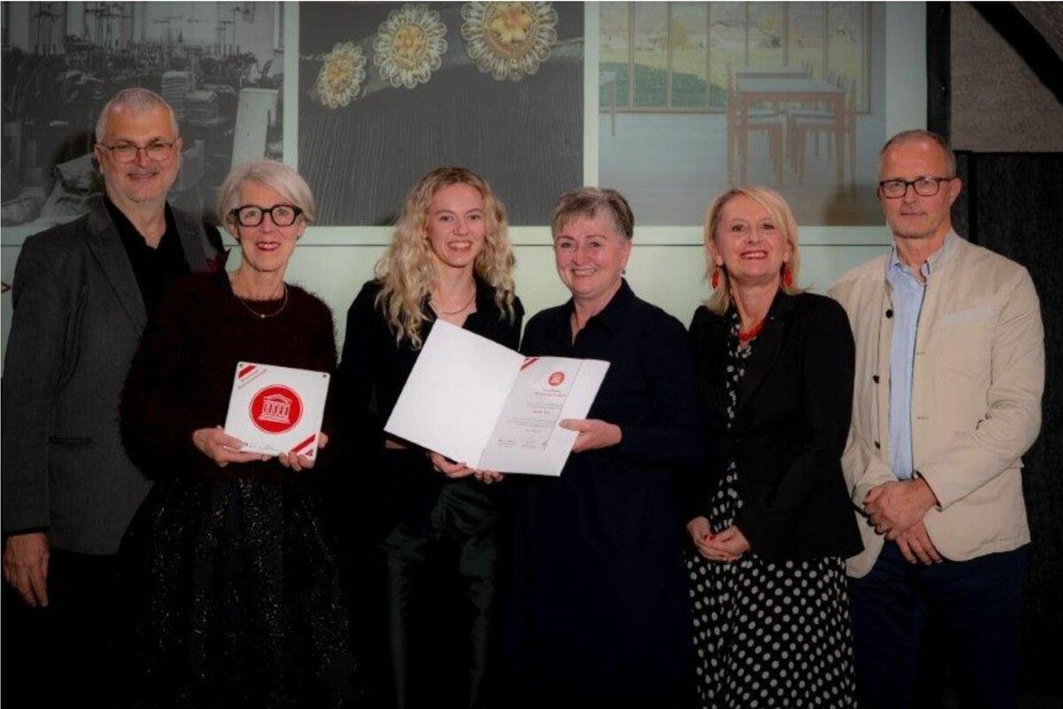 Voll Stolz nahm Museumsleiterin Theresia Fröwis in Bozen das Gütesiegel entgegen. Es bescheinigt dem Bezauer Museum für fünf Jahre „höchste Standards für Museumsarbeit zum Erhalt unseres kulturellen Erbes“.⇒peter strauss