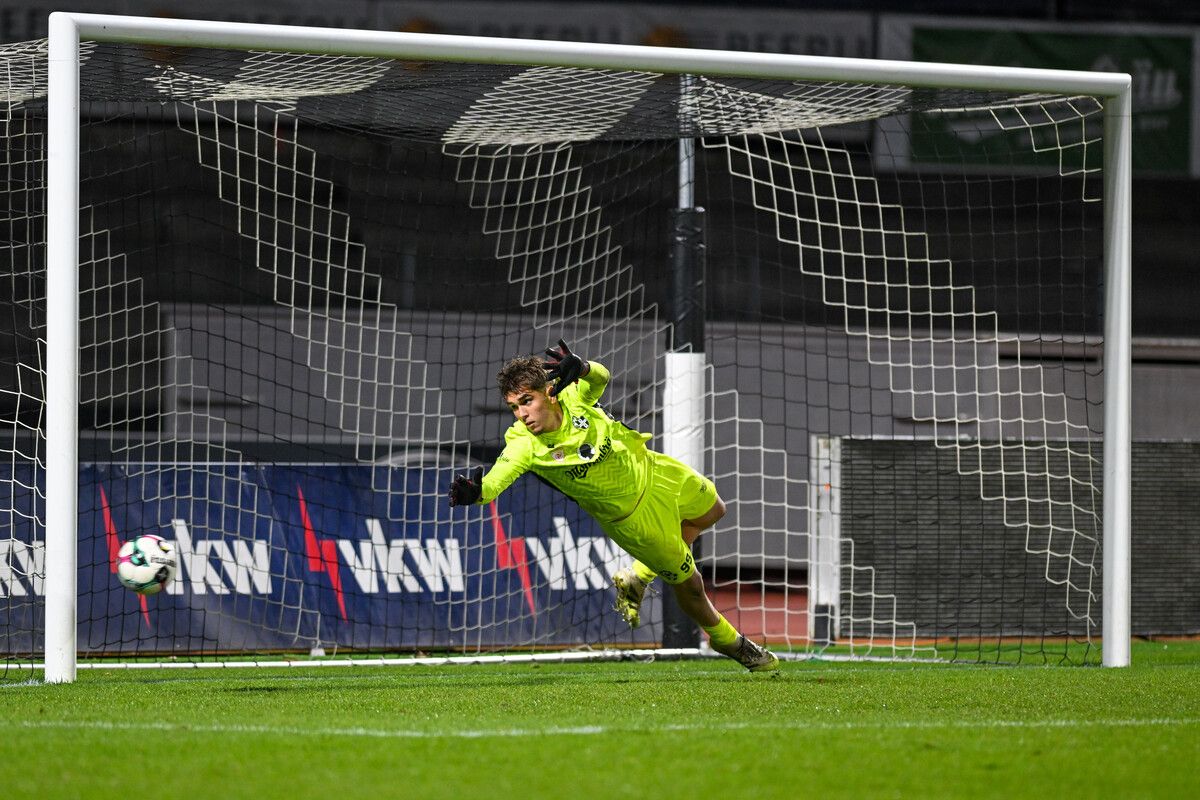 Vom Elfmeterpunkte konnte SWB-Debütant Tyler Linder nicht bezwungen werden. Dafür musste ein abgefälschter Schuss in letzter Sekunde herhalten.⇒gepa