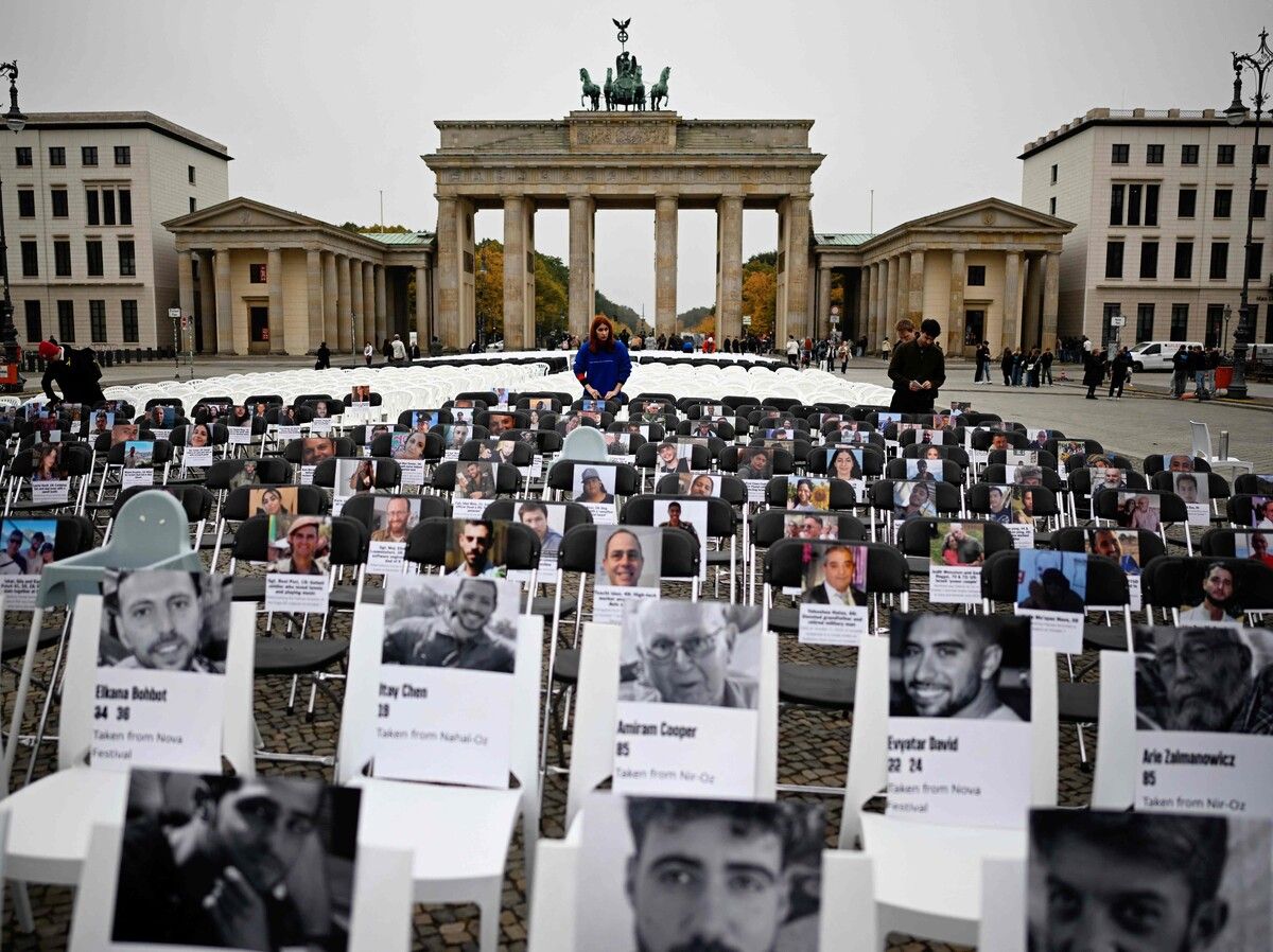 Vor dem Brandenburger Tor in Berlin erinnern über 1000 Stühle mit Fotos israelischer Geiseln an den Hamas-Angriff – organisiert von der Jüdischen Studentenunion. AFP (5)