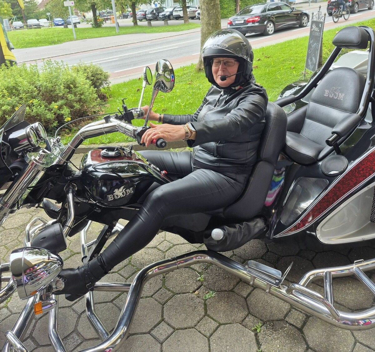 Vorbereitung läuft. Für Bernadette ist das Trikefahren wie ein kleiner Urlaub. ⇒jh (4)