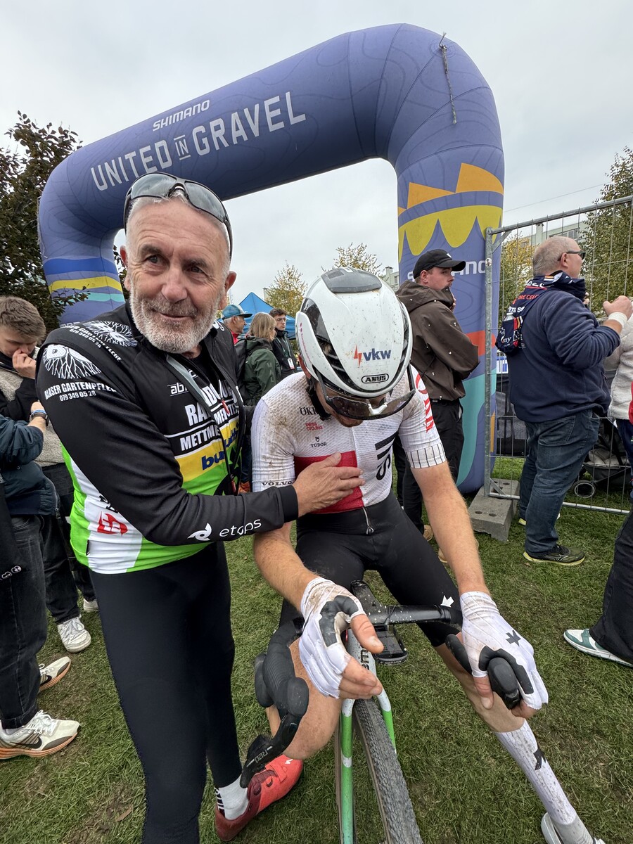 Was für ein Rennen: Team-Vorarlberg-Fahrer Felix Stehli wird bei der Gravel-WM in Maastricht von seinem Vater im Ziel erwartet.⇒VN