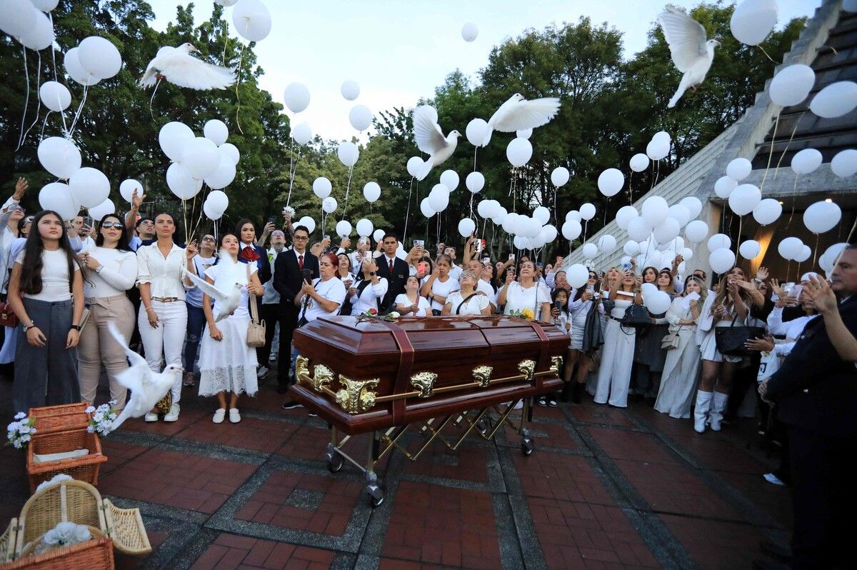 Weiße Tauben fliegen in den Himmel bei der Beerdigung des berühmten kolumbianischen Rappers Byron Sanchez, bekannt als B King, in Medellin, Kolumbien. AFP