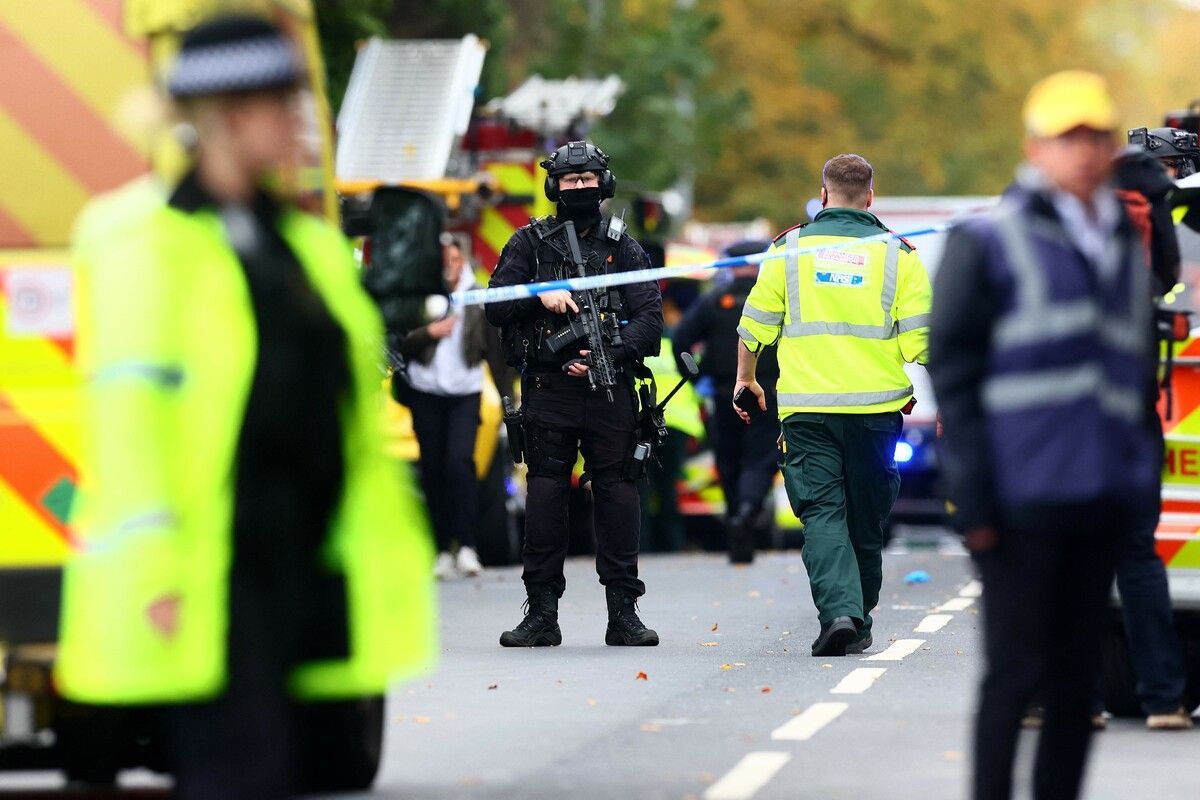 Wie die Polizei mitteilte, wurde ein Auto in eine Gruppe von Menschen gelenkt, ein Mann wurde zudem durch ein Messer verletzt. ⇒AFP