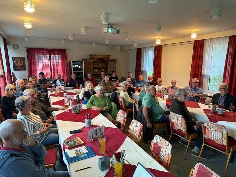 Zahlreiche Gäste lauschten im Gasthaus Löwen in Röns den Erzählungen. ⇒AH