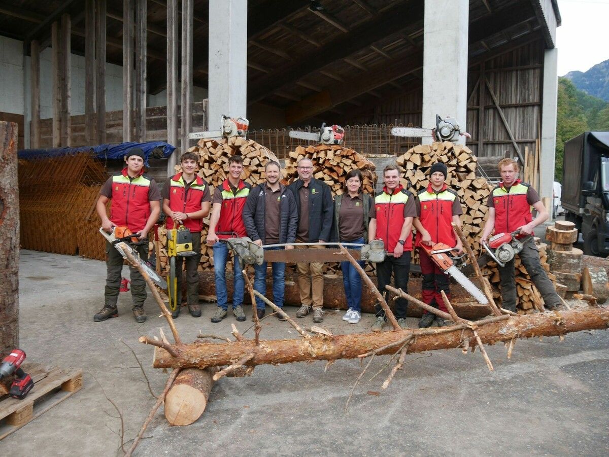 Zehn Mitarbeiter umfasst das Team der Agrargemeinschaft Nenzing. ⇒EM (3)