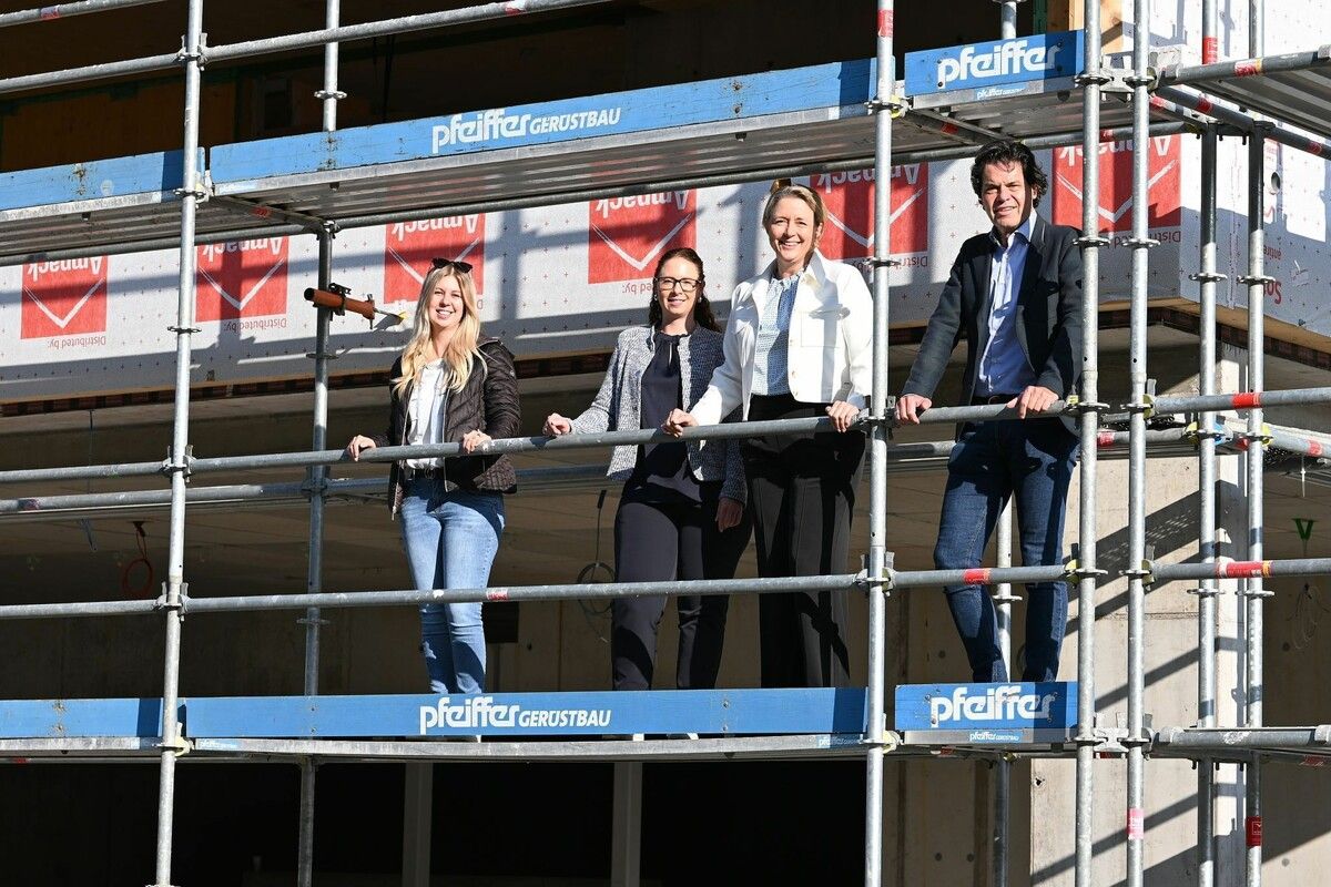 Zur Firstgleiche besuchten Sabrina Lins (Projektleiterin), Nathalie Koch (Bildungsstadträtin), Bürgermeister Manfred Rädler und Baustadträtin Andrea Kerbleder die Baustelle. ⇒Stadt Feldkirch