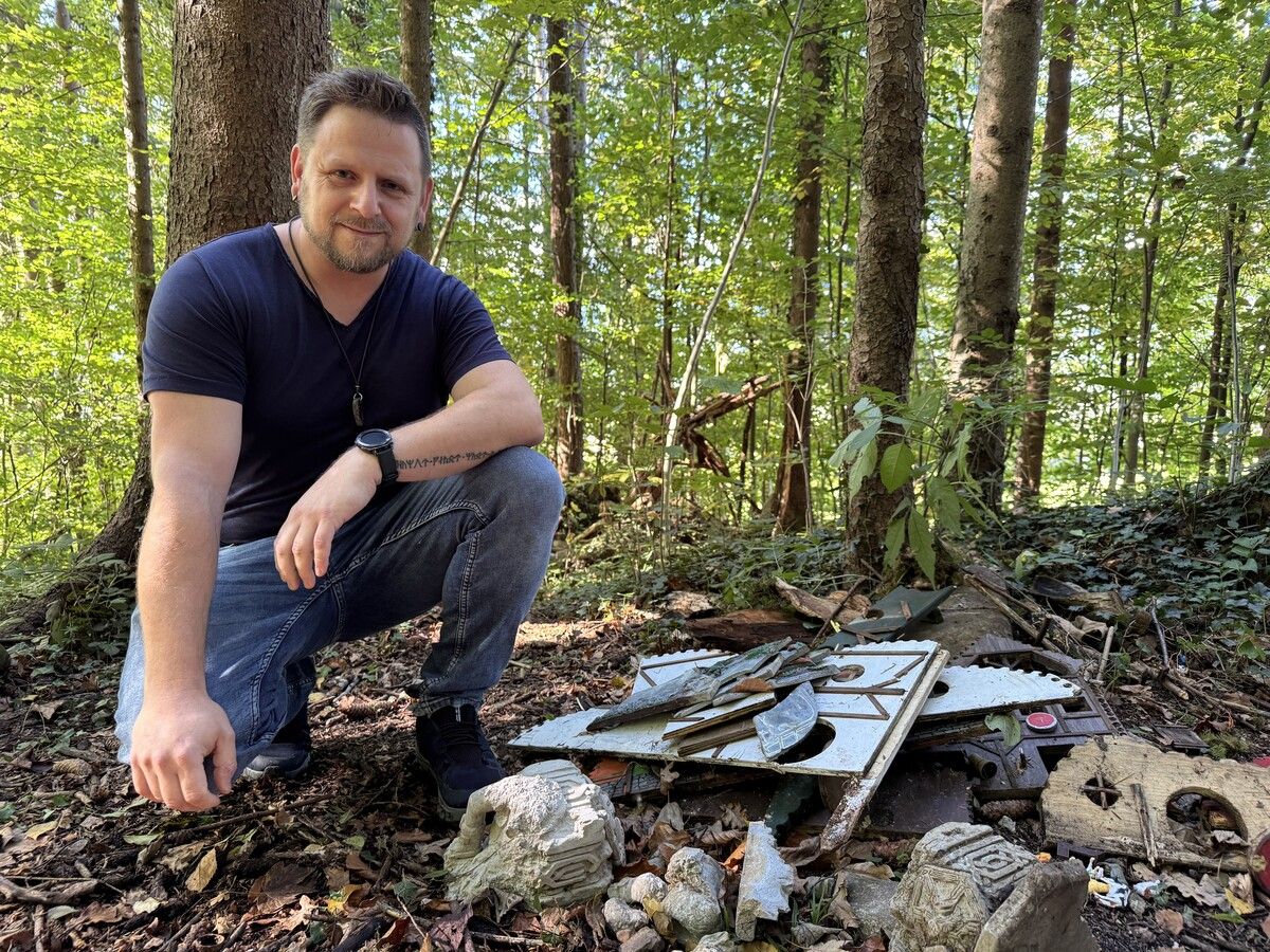 Zwischen Enttäuschung und Ratlosigkeit: Daniel Nachbaur vor dem zerstörten Miniaturdorf in Tisis.⇒vds (3)